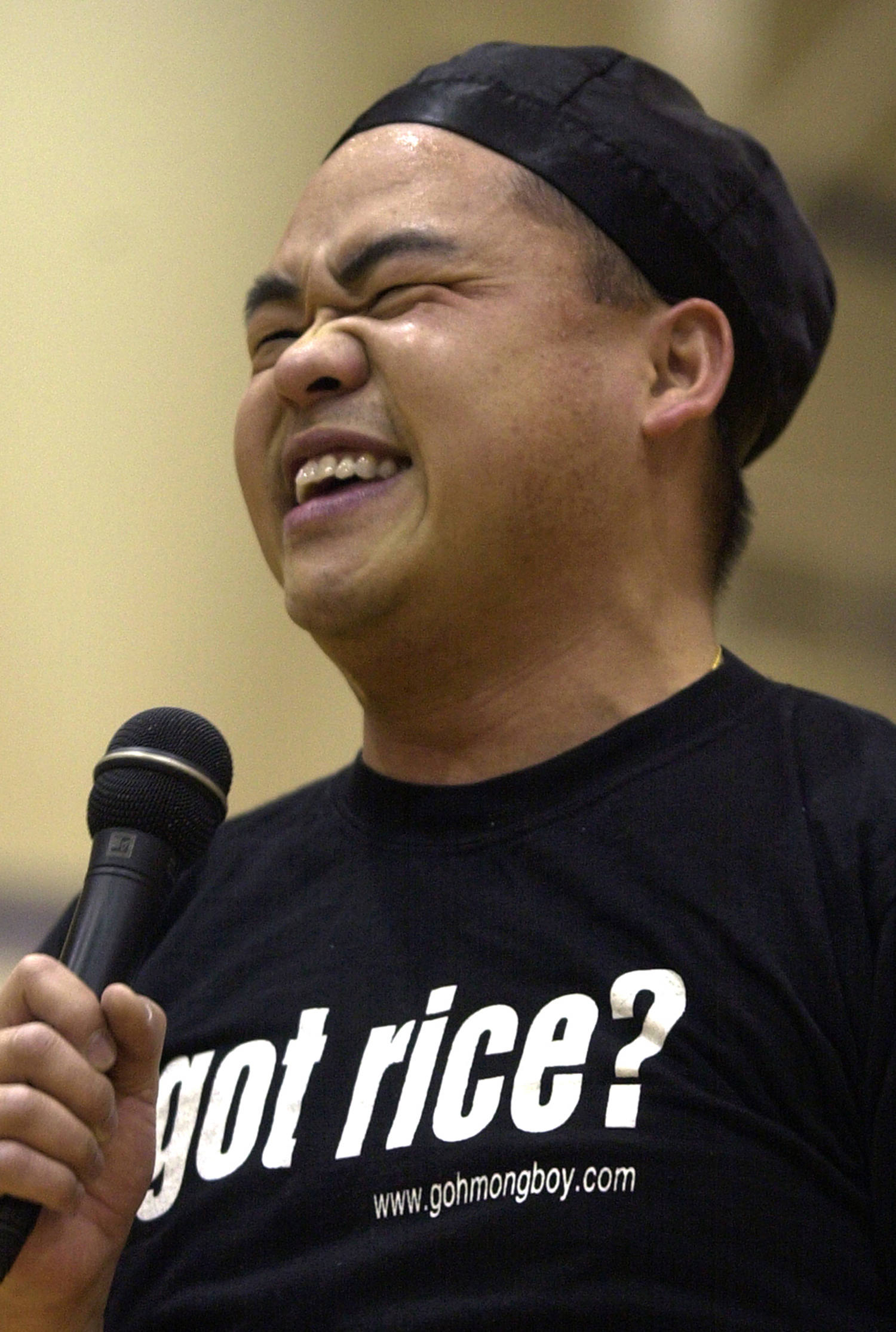 Hundreds gather to mourn Minnesota Hmong comedian