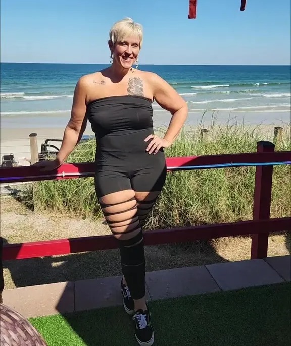 The blonde bombshell may be in her forties, but that doesn't stop her from wearing tight leggings